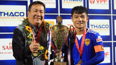 Cùng Quảng Nam FC, HLV Hoàng Văn Phúc đã đăng quang V.League 2017   Ảnh: Đức Cường