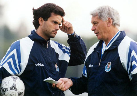 Mourinho có mối quan hệ rất thân thiết với Bobby Robson, huyền thoại của Newcastle