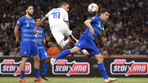 Bonucci (áo sáng) đánh đầu ghi bàn ấn định chiến thắng 3-0 cho Italia