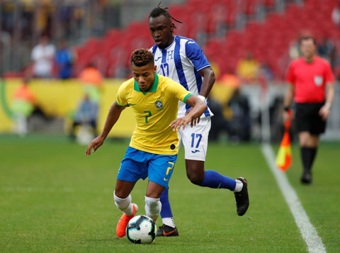 David Neres (trước) sẽ đá thay Neymar ở trận đầu của ĐT Brazil tại Copa America 2019