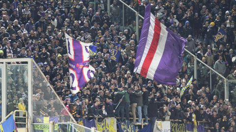 Lá cờ Fiorentina (bìa phải) được CĐV Hellas Verona phất cao trên khán đài