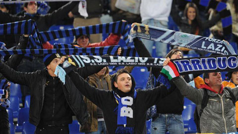 Một CĐV (bên trái) quàng khăn Inter nhưng tay cầm khăn của Lazio