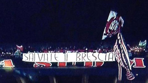 CĐV Milan căng băng rôn “Hãy cứu lấy Brescia” bên ngoài sân San Siro