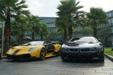 Lamborghini Murcielago Roadster và BMW i8