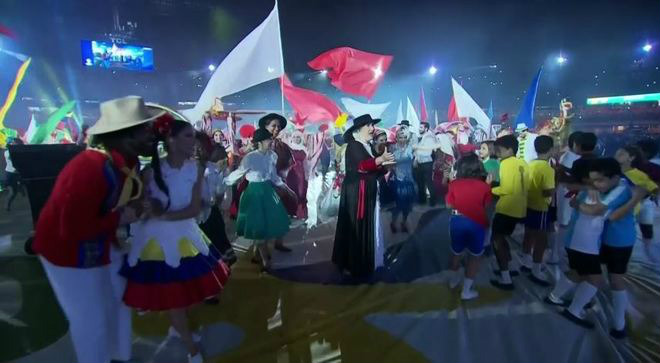 Lần lượt 12 quốc kỳ, trang phục đại diện cho 12 đội tuyển tham dự Copa America được giới thiệu