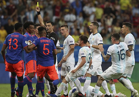 Lối chơi tinh quái của các cầu thủ Colombia khiến Argentina hoàn toàn mất điện