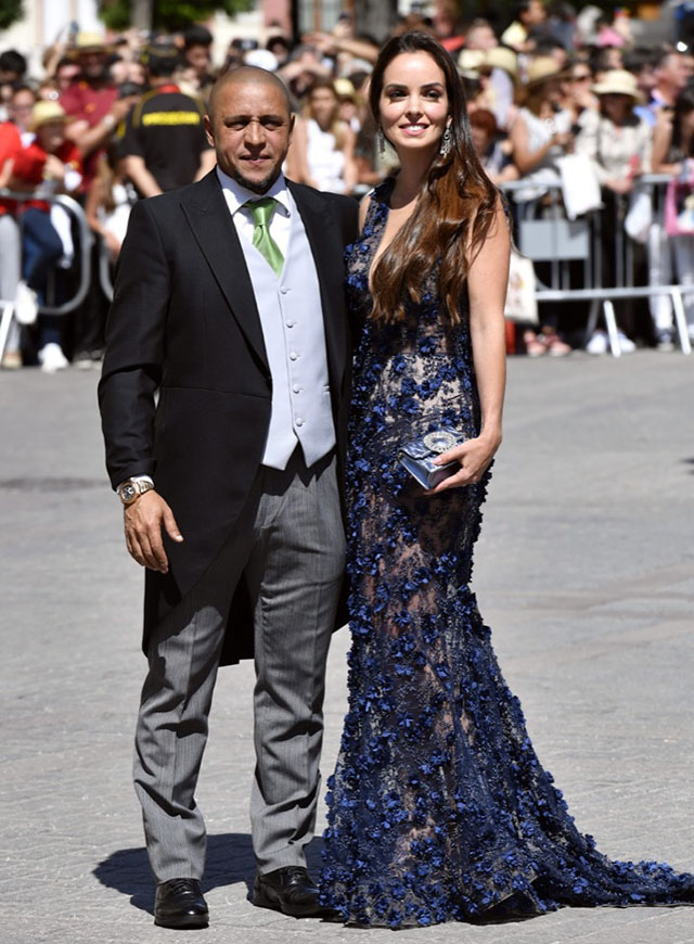Cựu danh thủ Roberto Carlos cùng vợ đến chia vui với Ramos