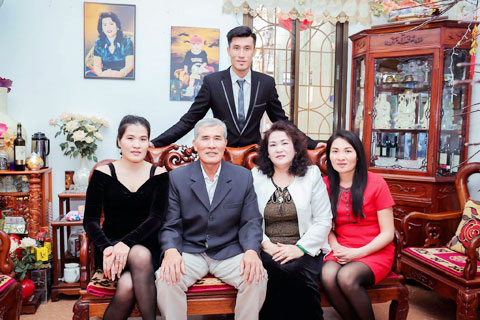 Thủ thành Xuân Việt bên người thân và gia đình