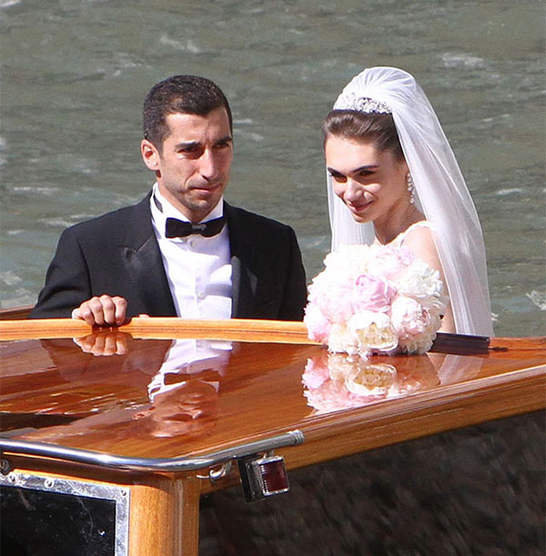Tiền vệ Henrikh Mkhitaryan của Arsenal và cô dâu Betty Vardanyan tổ chức ngày vui ở Venice. Được biết, Betty là người rất nổi tiếng tại Armenia. Cô là con gái thương gia kiêm chính trị gia Mikael Vardanyan