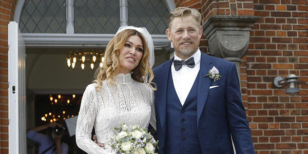 Không chịu kém cạnh lớp hậu bối, cựu thủ môn Peter Schmeichel và cô bạn gái lâu năm Laura von Lindholm cũng đã làm đám cưới  tại nhờ thờ Egebaeksvang, ở Espergaerde, Copenhagen, Đan Mạch