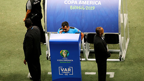 Có VAR, Copa America càng thêm hỗn loạn
