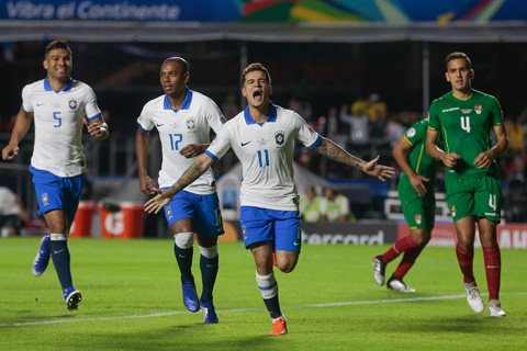 Coutinho (số 11) và đồng đội đủ sức đánh bại Peru để giữ vững ngôi đầu