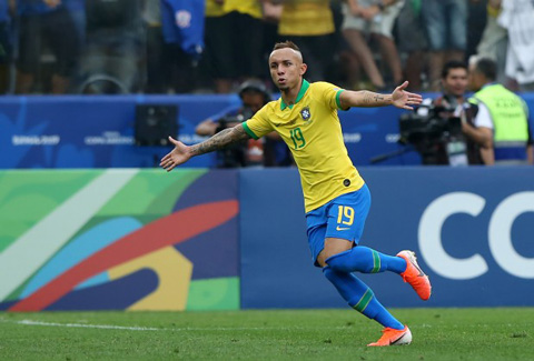 Brazil chỉ thực sự thăng hoa với chiến thắng 5-0 trước Peru ở trận cuối nhờ màn trình diễn chói sáng của Everton Soares