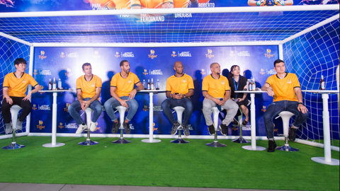Rio Ferdinand,  Carlos, Figo, Drogba và Park Ji-sung giao lưu cùng NHM TP.HCM
