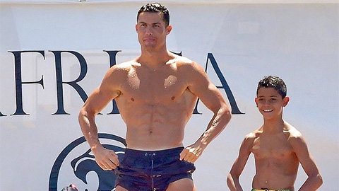 Cha con Ronaldo biến du thuyền thành sàn diễn cơ bắp