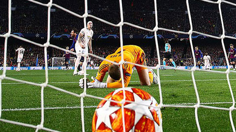 Bàn thua thảm họa của De Gea trước Messi
