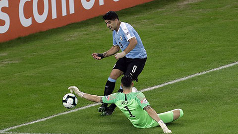 Luis Suarez đòi 11m khi bóng chạm tay thủ môn ĐT Chile