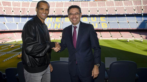 Rivaldo (trái) trong lần trở lại Nou Camp mới đây
