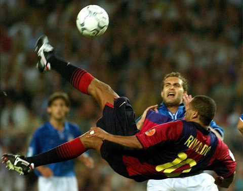 Pha ngả người móc bóng kinh điển của Rivaldo dẫn tới bàn thắng vàng cho Barca vào lưới Valencia cách đây 18 năm
