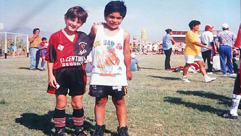 Một thời Messi từng được xem là tiền đạo triển vọng nhất của Newell\'s Old Boys. Hãy cùng tìm hiểu về những khoảnh khắc đáng nhớ khi anh còn khoác áo CLB quê hương ở tấm hình này.