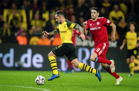 CĐV Dortmund cho rằng lịch thi đấu “âm mưu” triệt hạ họ trong cuộc đua với Bayern (phải)