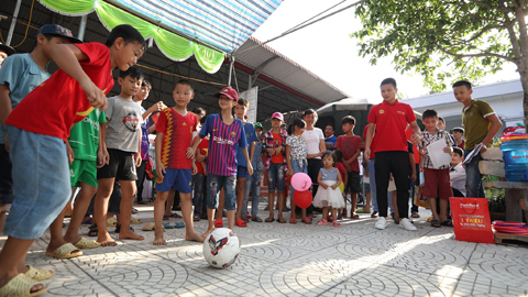 Quang Hải chơi bóng và tặng quà cho trẻ em khó khăn tại Phú Thọ