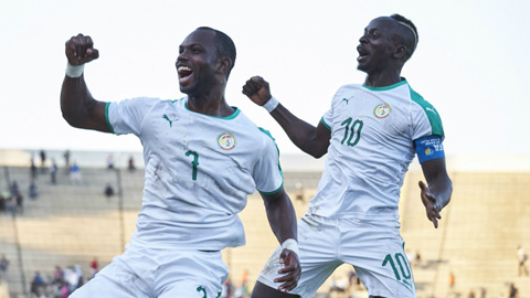 Với lực lượng mạnh hơn, Senegal (áo sáng) đủ sức quật ngã Kenya