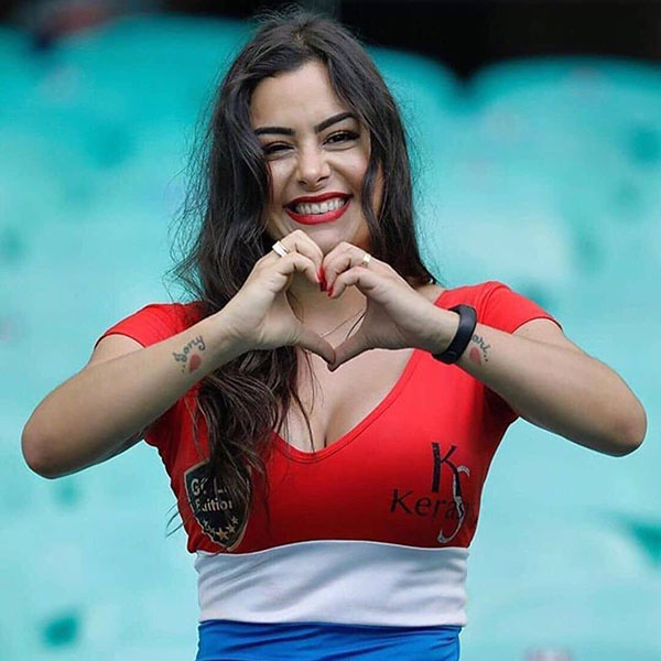 Larissa Riquelme - Nữ CĐV gợi cảm người Paraguay từng nổi tiếng với màn để điện thoại ở khe ngực đã quay trở lại sân cỏ để cổ vũ cho đội nhà tranh tài ở Copa America 2019