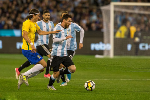 Messi (phải) cùng ĐT Argentina sẽ gây bất ngờ trên đất Brazil