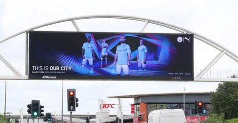 Biển quảng cáo của Man City đặt gần Old Trafford