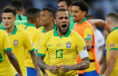 Ở tuổi 36, Alves vẫn là trụ cột không thể thay thế của ĐT Brazil