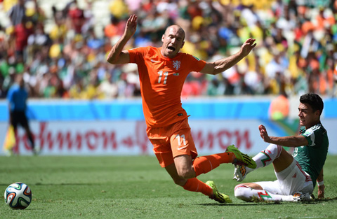 Robben nổi tiếng với kỹ năng đi bóng lắt léo, hay gặp chấn thương và cũng hay... ngã vờ