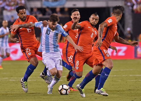 Messi (áo sọc) và đồng đội quyết đánh bại Chile để trả mối hận 2 lần liên tiếp để thua ở chung kết Copa America