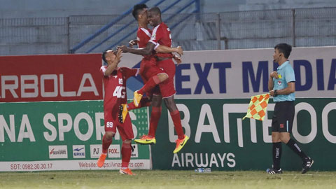 Bruno (giữa) ăn mừng bàn thắng trong màu áo Viettel 	Ảnh: Minh Tuấn