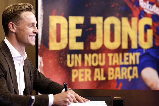 De Jong đặt bút ký hợp đồng có thời hạn 5 năm với Barca