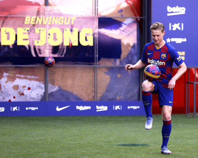 Những pha chạm bóng đầu tiên của De Jong trên sân Nou Camp