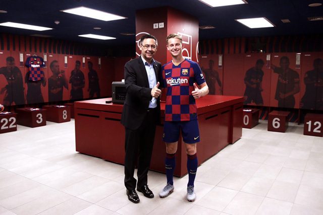 Chủ tịch Bartomeu và De Jong trong phòng thay đồ của Barca