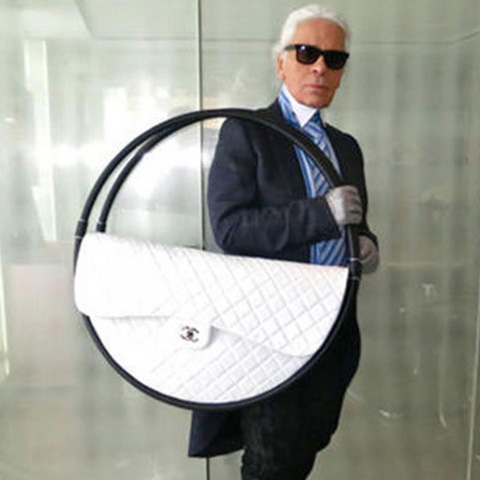 Và cuối cùng là chiếc túi Chanel chính hãng có kích cỡ khổng lồ