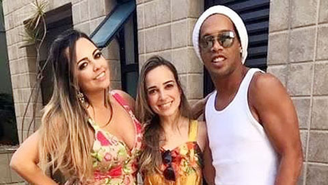 Ronaldinho bị vợ cũ khởi kiện