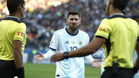 Messi nhận thẻ đỏ đầu tiên sau 14 năm