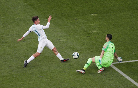Dybala ghi bàn nâng tỷ số lên 2-0 cho Argentina