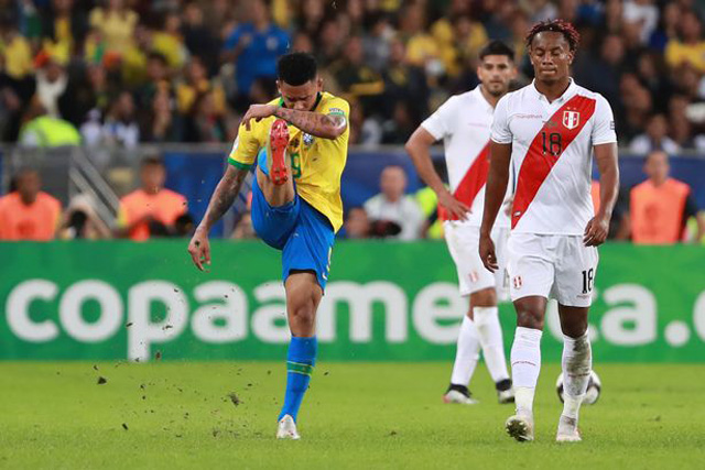 Cầu thủ người Brazil thể hiện thái độ bực tức