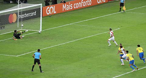 VAR giúp Peru có một quả 11 mét chuẩn xác