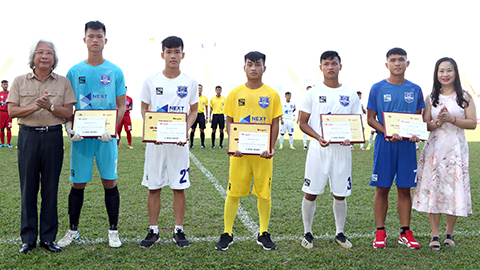 Báo Bóng đá trao phần thưởng “Cầu thủ xuất sắc vượt khó” ở VCK U17 Quốc gia