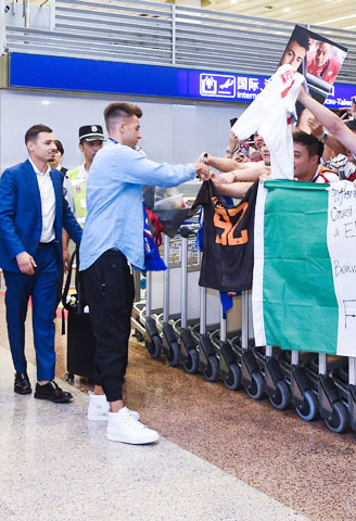 El Shaarawy được các CĐV Shanghai Shenhua chào đón nồng nhiệt