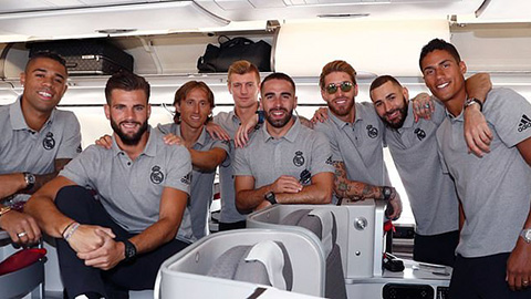 Các đồng đội vui vẻ chụp ảnh mà không có Bale