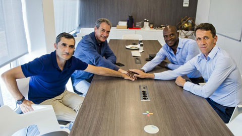 Từ trái sang phải, HLV Valverde, giám đốc bóng đá Pep Segura, giám đốc kỹ thuật Eric Abidal đang bàn luận về khả năng đưa Neymar về Barca