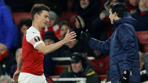 HLV Emery đau đầu vì băng đội trưởng Arsenal