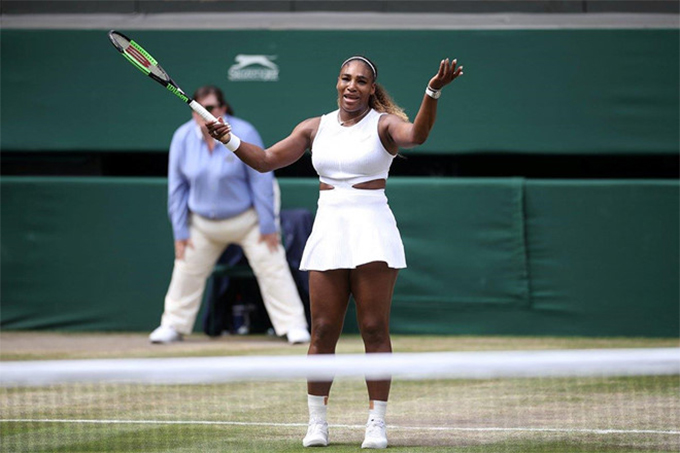 Vẻ mặt thất vọng của Serena Williams khi cô một lần nữa lỡ hẹn với Grand Slam thứ 24 trong sự nghiệp