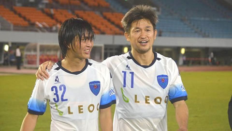 Miura (phải), đã gắn bó với FC Yokohama được 13 năm
